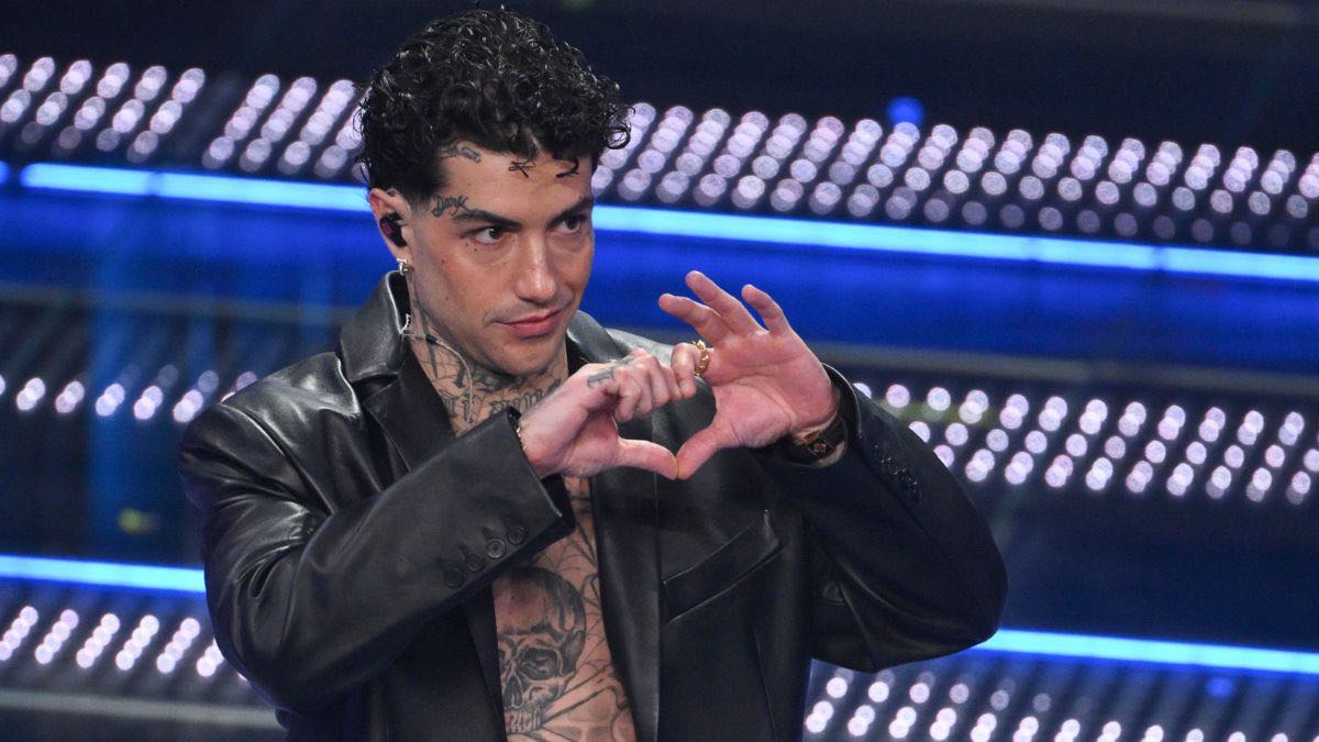 Sanremo 2025 Tony Effe Si Scopre Petto Nudo E Tatuaggi In Vista Dopo