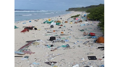 L'isola disabitata nell'Oceano Pacifico sommersa da 38 milioni di pezzi di plastica