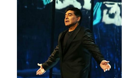 Tenta di rubare scarpe e maglia di Maradona: denunciato un avvocato di Napoli