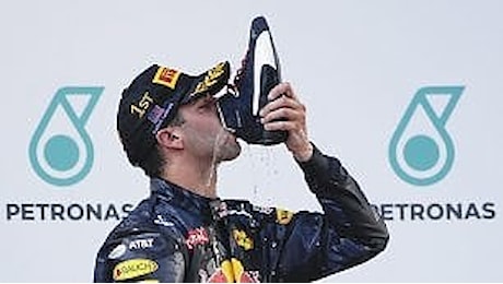 F1, Ricciardo copia Valentino: beve champagne dalla scarpa