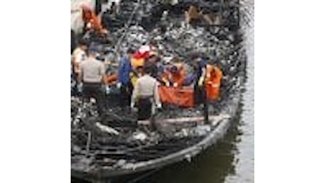 Indonesia: nave prende fuoco a largo Giacarta, almeno 23 morti