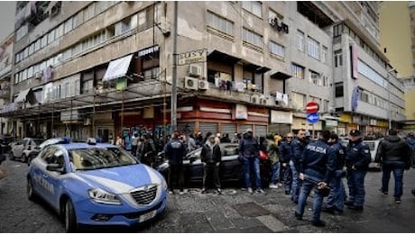 Napoli, bimba ferita: quattro fermi per la sparatoria al mercato di Forcella