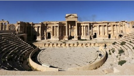 Palmira: Isis distrugge il Tetrapilo e la facciata del teatro romano