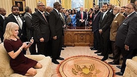 Usa, con i piedi sul divano dello Studio Ovale: l'irriverenza della consigliera di Trump