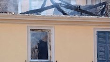 Genova, casa in fiamme, famiglia si lancia da finestra: gravissimo bimbo di 7 anni