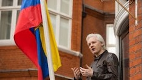 Assange resta in ambasciata. Il suo legale: C'è il rischio che Trump lo usi