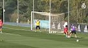 Real Madrid, Rodriguez incanta in allenamento: elastico e tunnel, il gol è un capolavoro