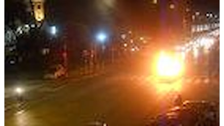 Napoli-Kiev, lacrimogeno incendia taxi