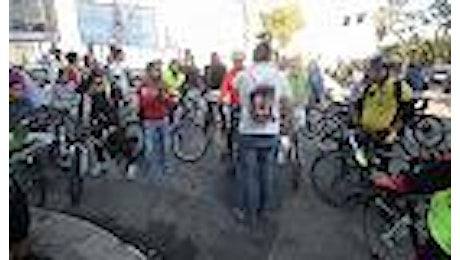 Ciclisti travolti e uccisi, a Bari il flashmob con pattini e palloncini