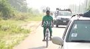 Nigeria, 103 km in bici con un pallone in testa: il record del calciatore