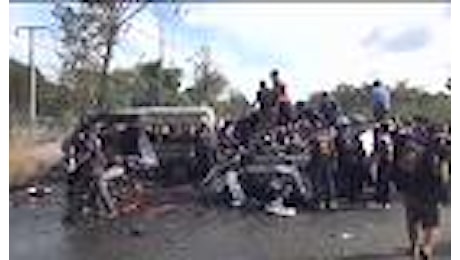 Thailandia: gravissimo incidente stradale, 25 morti