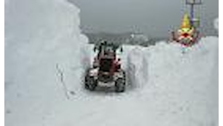 Maltempo nelle Marche, Colle isolato per la neve: i Vigili del Fuoco creano via d'accesso