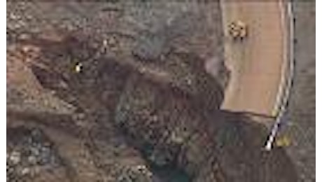 California, proseguono i lavori per riparare la diga: sacchi di pietra dagli elicotteri