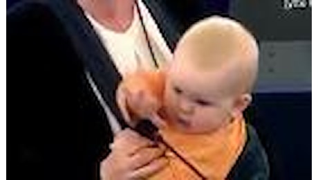 Strasburgo, la deputata svedese in aula con il figlio: il bimbo afferra il microfono