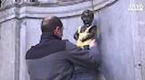 Bruxelles: Manneken Pis vestito da vigile del fuoco per anniversario attentati