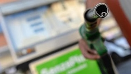 Benzina e gasolio, un weekend col pieno a 100 euro