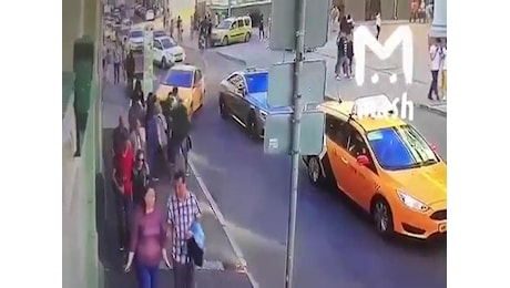 Mosca, taxi piomba sulla folla: 8 feriti | VIDEO