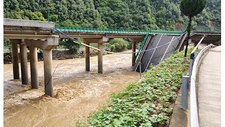 Crolla ponte dopo alluvione in Cina: 12 morti e oltre 31 dispersi
