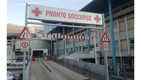 Tensione al pronto soccorso: urla, minacce e danneggiamento di un’auto