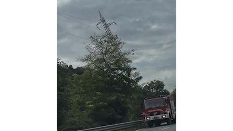 Tralicci pericolanti a Nembro: chiusa la statale della Valle Seriana