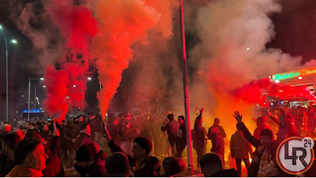 FOTO e VIDEO - Carica pre derby: cori e fumogeni dei tifosi. La squadra raggiunge l'Olimpico da una strada secondaria