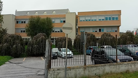 Precipita dal secondo piano del liceo scientifico a Recanati, grave una 15enne