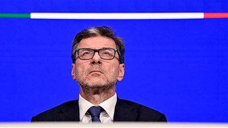 Manovra 2025, la conferenza stampa di Giorgetti: “Il contributo alle banche lo chiamo sacrificio”. E sul catasto: “Applichiamo solo le regole”. Confermato il taglio del canone Rai