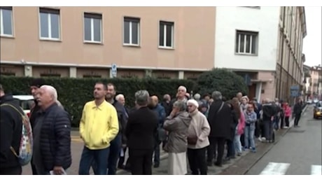 Vaccino Covid, Vicenza torna al 2021, 400 persone in fila: “Voglio la quinta e la sesta dose” e la Rai: “Che bravi” - VIDEO