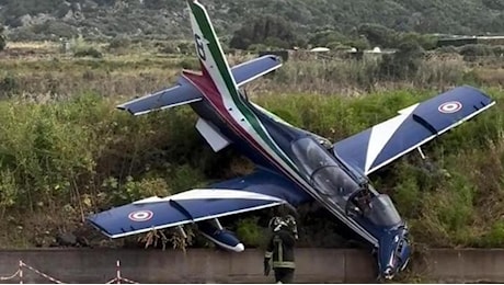 Frecce Tricolori, l'aereo danneggiato a Pantelleria: fuori pista dopo l’atterraggio