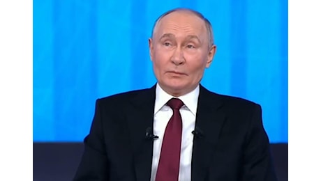 Putin è debole, il giornalista sfida lo zar: il video della domanda e la risposta