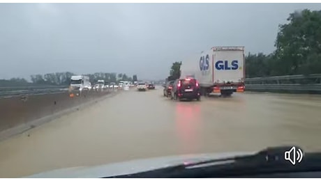 Fano, collassa la grande viabilità: chiuse A14 e Adriatica. Esondano i corsi d'acqua, evacuata una famiglia