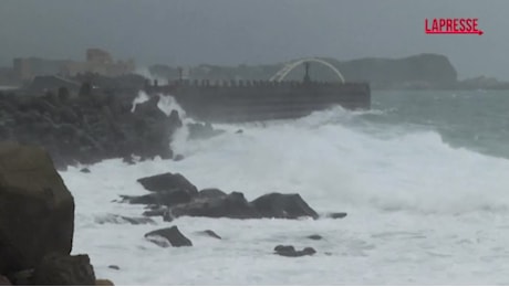 VIDEO Taiwan in allerta per l'arrivo del tifone Kong-rey