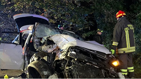 Incidente Carugo, auto con cinque ragazzi a bordo esce di strada e si schianta sulla provinciale: un morto e due feriti gravi