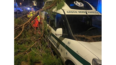 Forte maltempo in Toscana, allagamenti e danni per venti di tempesta