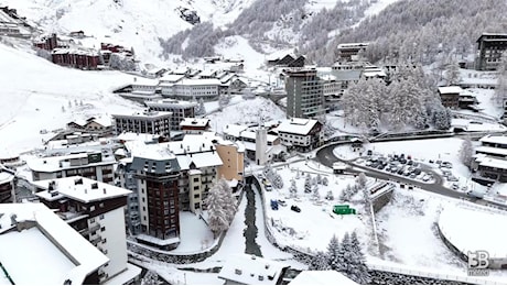 Cronaca meteo diretta - Cervinia imbiancata dalla prima neve, immagini dal drone - Video