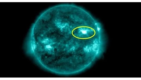 Una potente eruzione solare nella regione nord-occidentale del lato del Sole rivolto verso la Terra