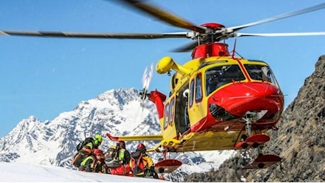 Tre giovani alpinisti bloccati su una parete di roccia sopra Cortina la notte di San Silvestro