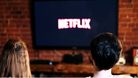 Netflix alza i prezzi in Italia: ecco i nuovi costi degli abbonamenti (e quale conviene di più)