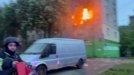Nuovo attacco russo su Kiev, morti una donna e suo figlio, le immagini dei soccorsi