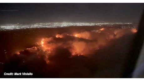 Los Angeles è circondata dalle fiamme, i video dalla città della California colpita dagli incendi: migliaia di persone evacuate