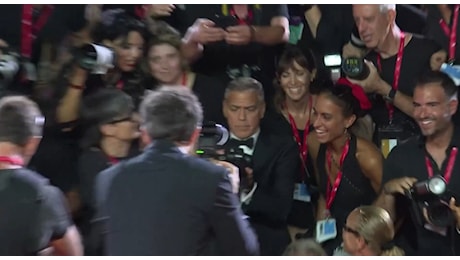 George Clooney show sul red carpet diventa fotografo: gli scatti davanti ai fan