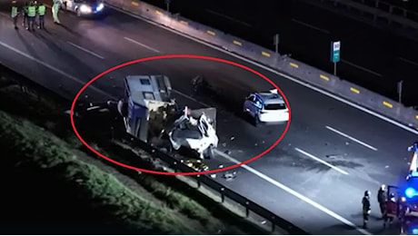 Camper in autostrada contromano travolge un taxi, morta una donna