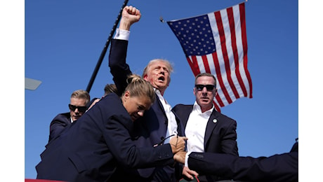 Perché la fotografia di Trump col pugno alzato può esser ritenuta simbolo della nostra epoca