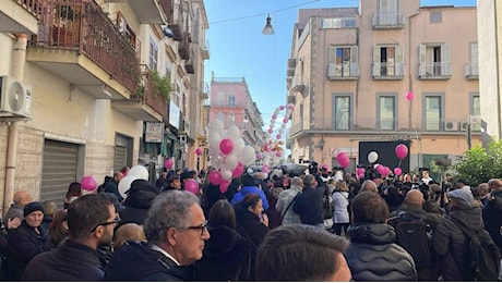 Marigliano, lacrime e urla di dolore ai funerali di Aurora e Sara le gemelle morte nello scoppio di Ercolano