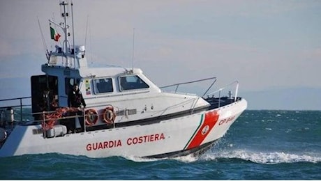 Naufragio a Lampedusa, 20 migranti dispersi. Salvato bimbo di 8 anni: “Ha perso la madre”