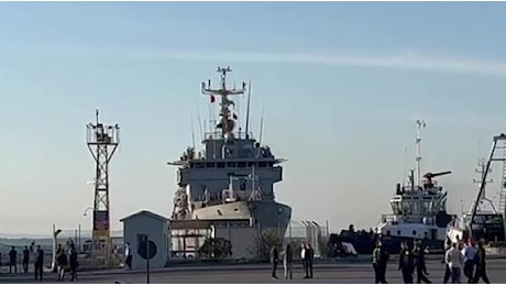 La nave della Marina italiana arriva in Albania con a bordo 16 migranti: il video