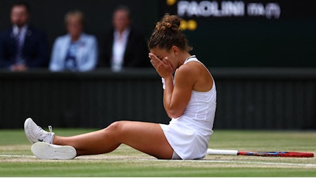 Gli applausi e l’ovazione per Jasmine Paolini, Wimbledon saluta così la finalista sconfitta: “Ho perso combattendo”