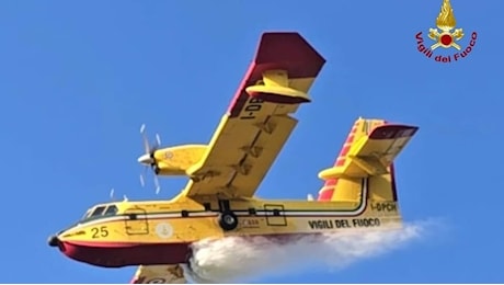 Incendio alla Bagnara, il fronte del fuoco si allarga: in azione due canadair ed un elicottero