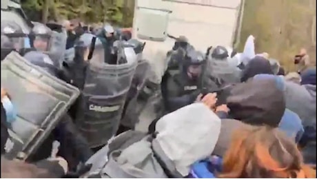 Rave abusivo alle porte di Torino, la polizia carica i partecipanti