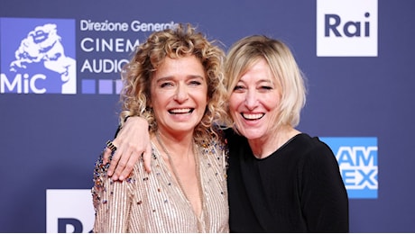 Il bellissimo abbraccio tra Valeria Golino e Valeria Bruni Tedeschi e tutte le star sul red carpet dei David di Donatello 2025